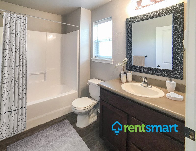 Darling 2 bedroom - Garage! AC! Patio! property image