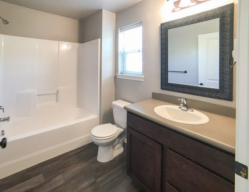 Darling 2 bedroom - Garage! AC! Patio! property image