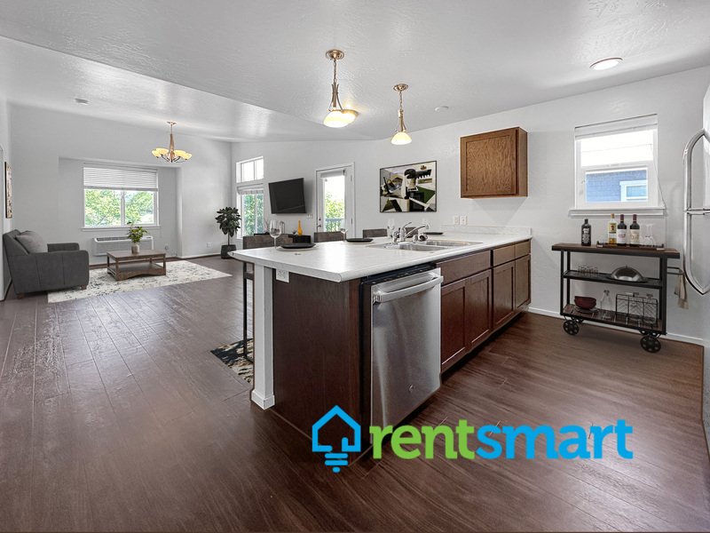 Upper Level Luxury Apartment - Garage! Deck! AC! property image
