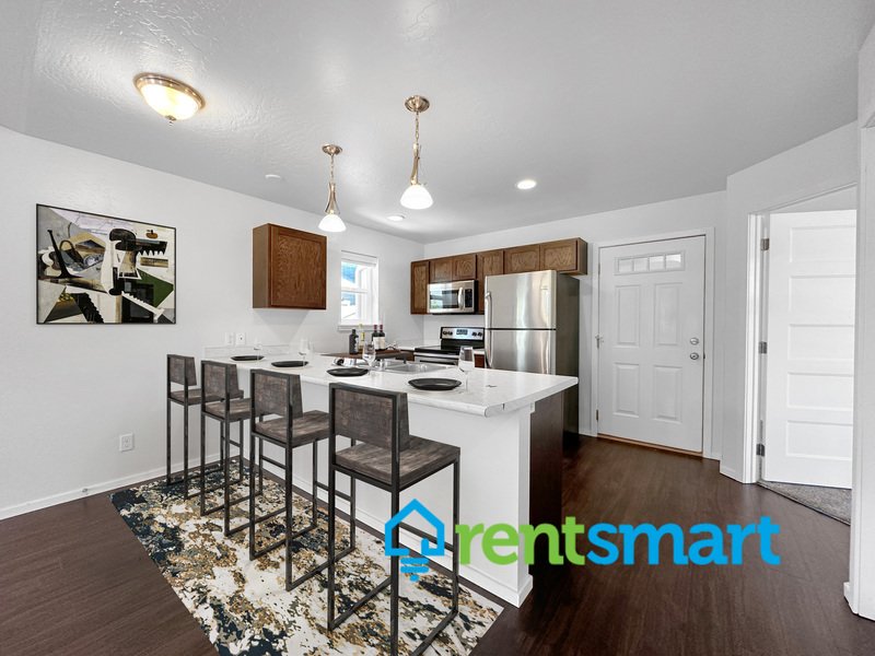Upper Level Luxury Apartment - Garage! Deck! AC! property image