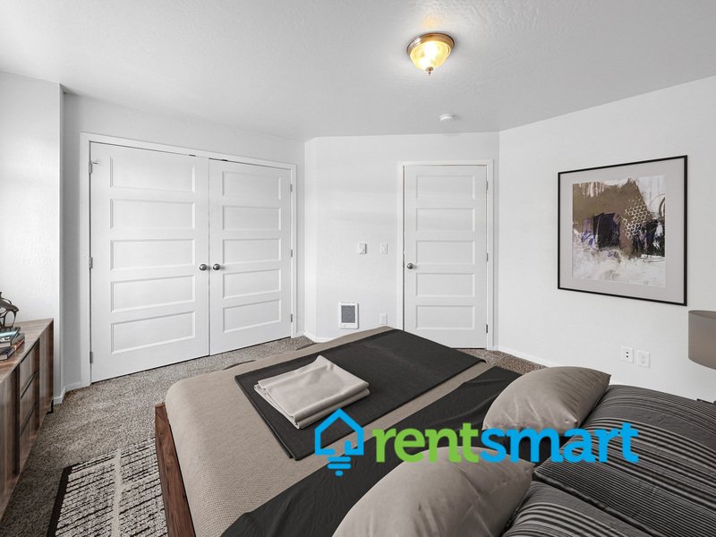 Upper Level Luxury Apartment - Garage! Deck! AC! property image